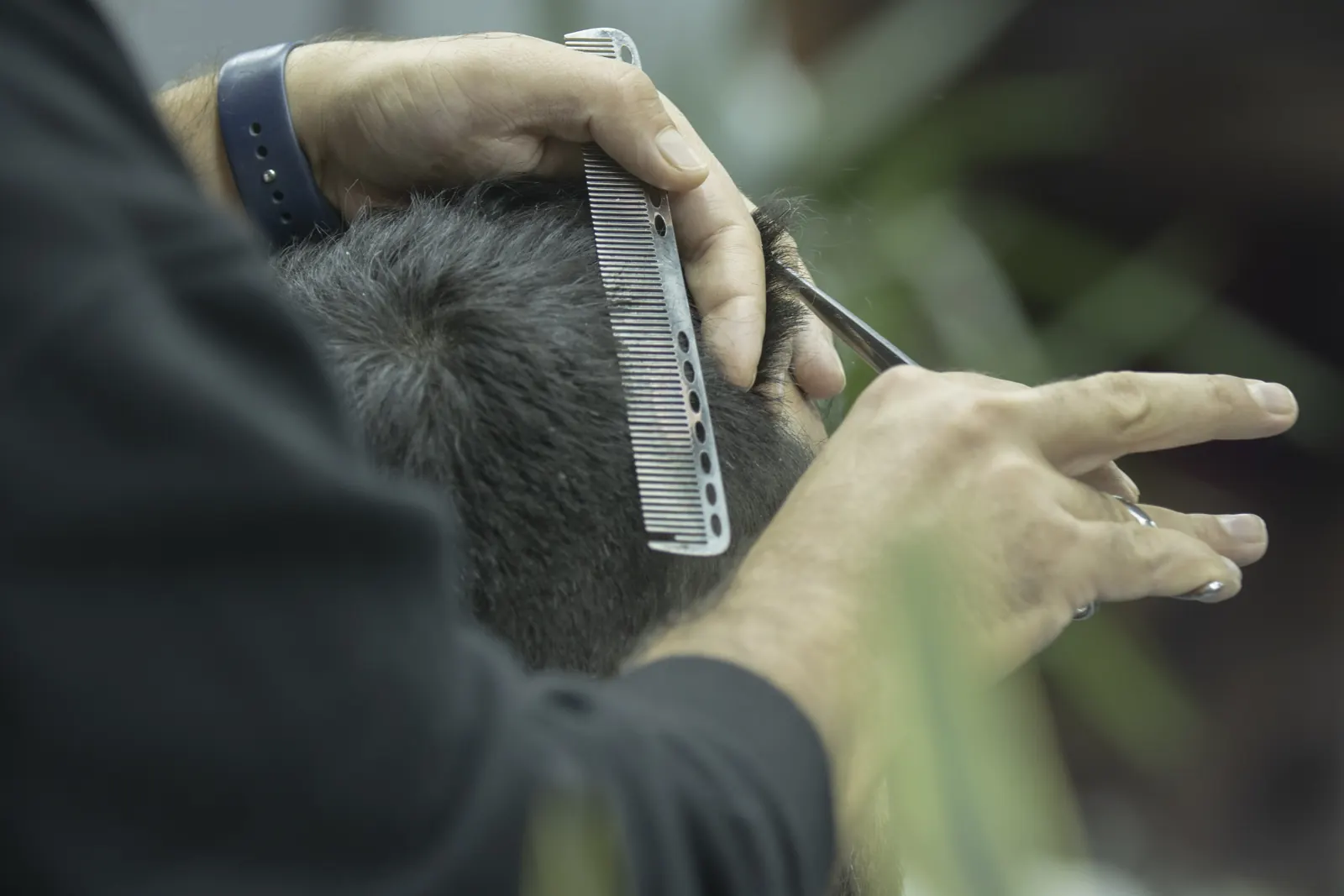 Une coupe au peigne et aux ciseaux.