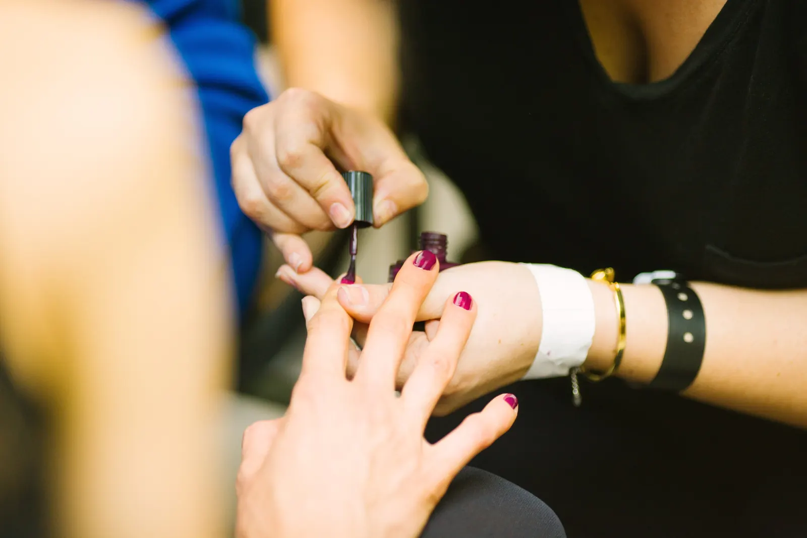Pose de vernis dans un salon.