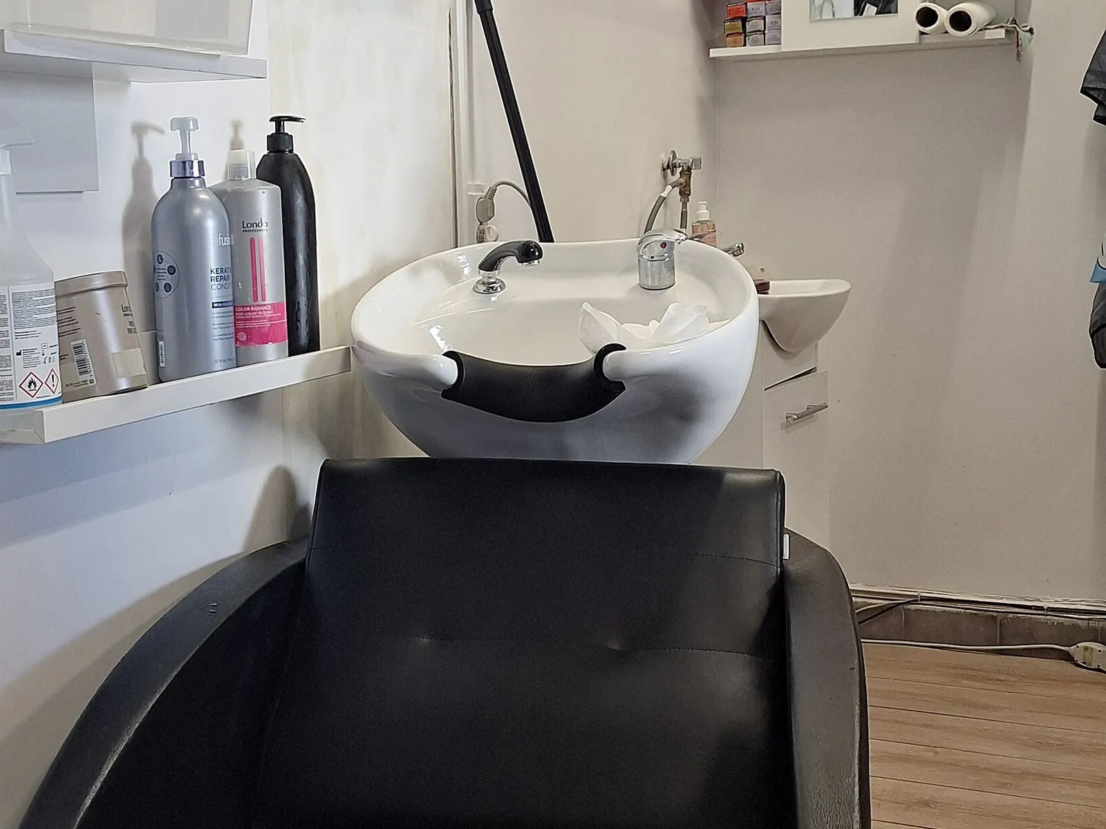 Un bac à shampoing, les produits à portée de main.