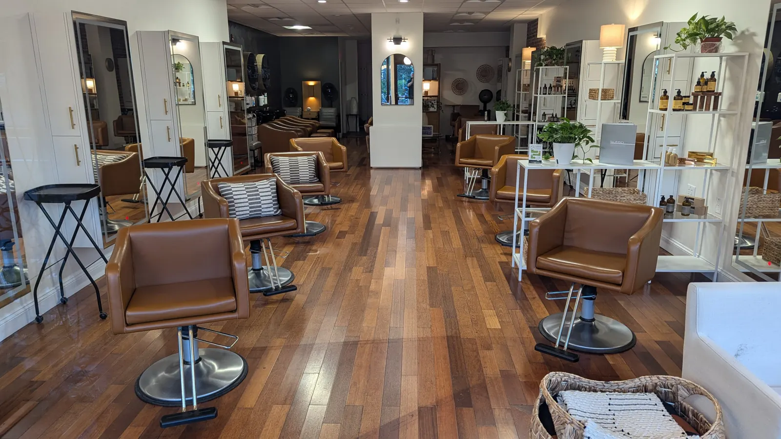 Un salon prêt pour la journée, les fauteuils attendent.