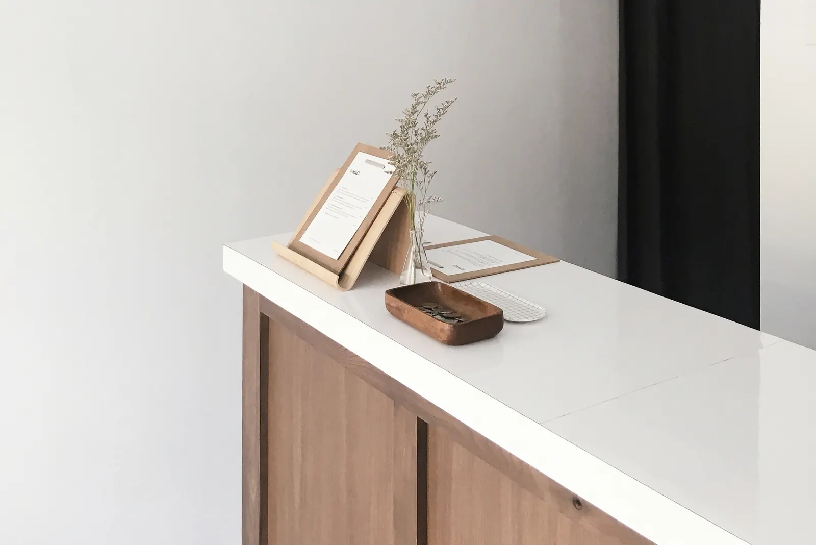 L’accueil d’un salon, prêt pour la journée.